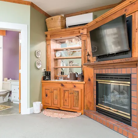 Highland Lake Inn & Resort - Flat Rock-3