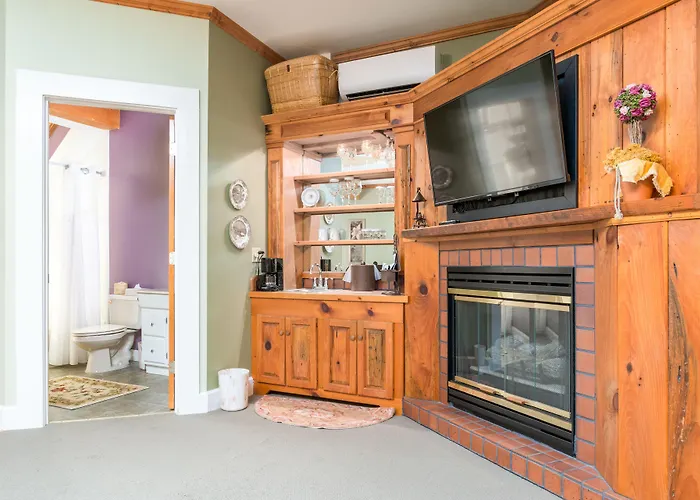 Highland Lake Inn & Resort - Flat Rock
